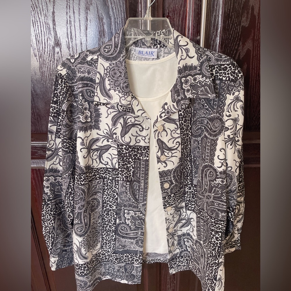 Lightweight Black and White button up blouse 👚 🖤 2 pc